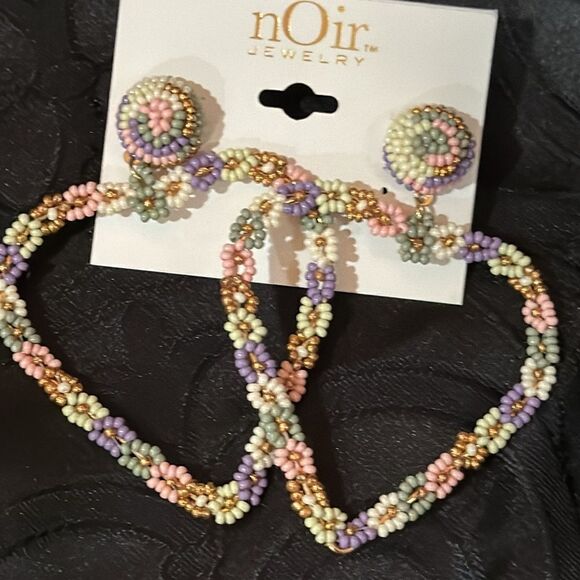 nOir Jewelry Jewelry - Noir floral heart shaped earrings